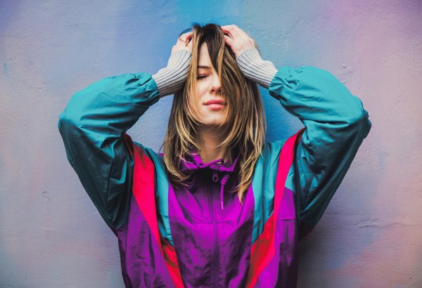 Comment porter des bottes militaires avec une touche féminine dans un environnement urbain?