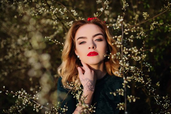 Comment porter des bijoux en bois avec une tenue citadine sans perdre en élégance?